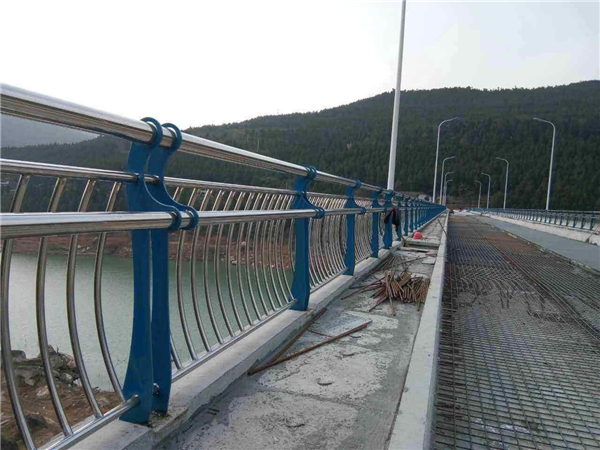 南阳不锈钢桥梁护栏的特点及其在桥梁安全中的重要作用