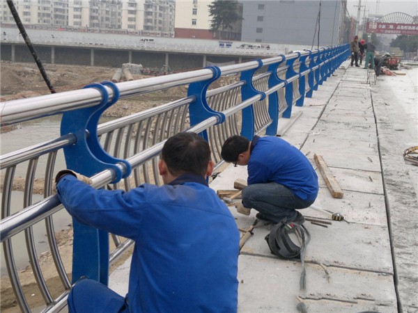 南阳不锈钢桥梁护栏除锈维护的重要性及其方法