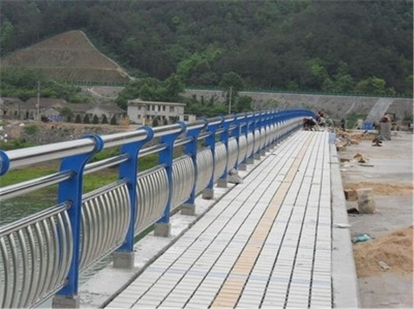 南阳不锈钢桥梁护栏的特性及其在现代建筑中的应用